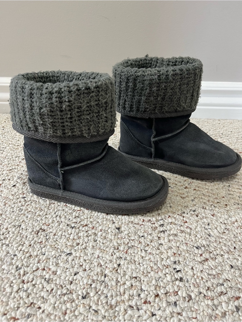 ✨2/$15 3/$20✨ Left & Right Pull on Boots